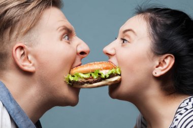 Erkek ve kadın hamburger yemek