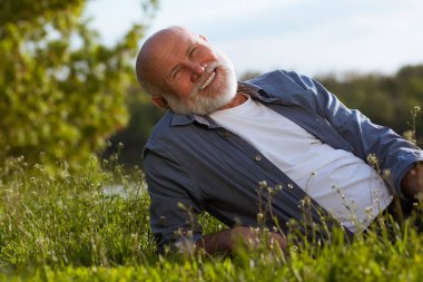 büyük adam parkta iyi zaman var