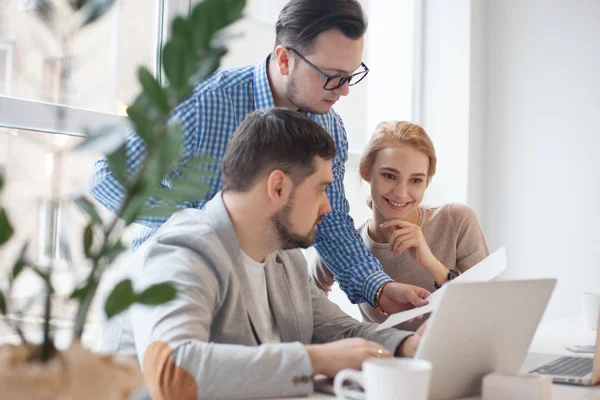 Team aus drei Mitarbeitern in stilvollem Studio — Stockfoto