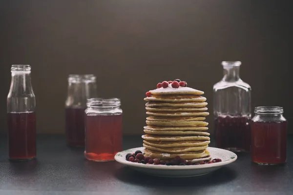 Nature morte avec crêpes et bocaux — Photo