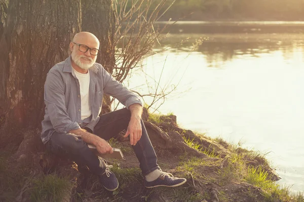 Older man have good time in the park — Stock Photo, Image