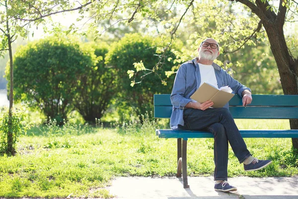 Older man have good time in the park — Stock Photo, Image