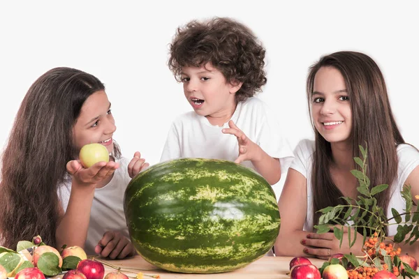 Boldog család-val egy hatalmas egész görögdinnye fehér háttér — Stock Fotó
