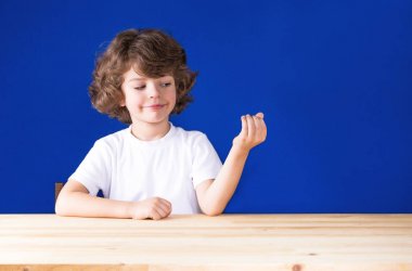 Neşeli kıvırcık yakışıklı katlanmış elleriyle 