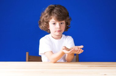 Kıvırcık sevimli çocukla 