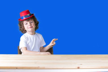 Palyaço şapka gülümseyen içinde komik kıvırcık saçlı çocuk 