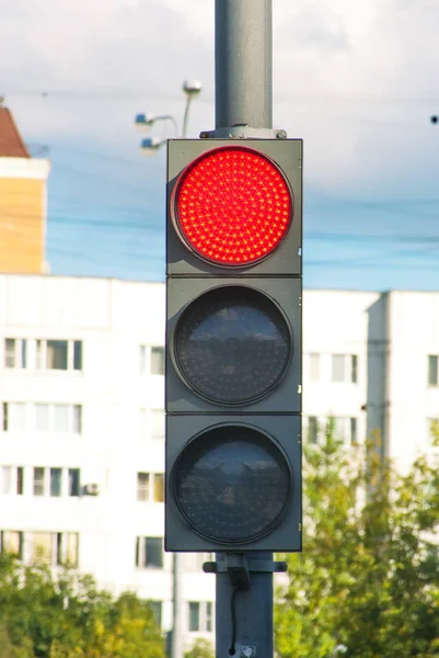 En los semáforos en el paisaje urbano luz roja . —  Fotos de Stock