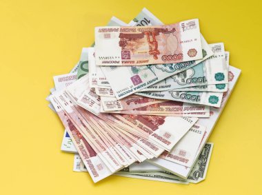 Banknot rastgele masanın üzerine koyulur. Sarı arka plan.