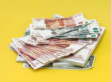 Banknot paketleri tablo vardır. Sarı arka plan.