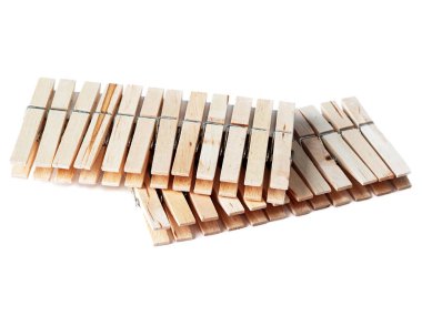 İki düzine clothespins dönüştürün. Beyaz arka plan.