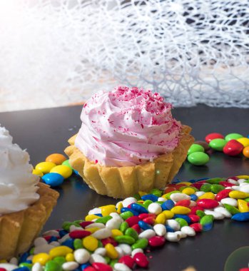 Ahşap masa üstünde kremalı pasta. Tatlılar