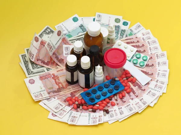 Kolaj. Sarı bir arka plan üzerinde nakit çemberi merkezinde ilaçlar bulunmaktadır.