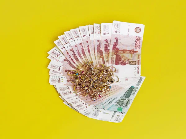 Takı Lirası üstünde vardır. Sarı arka plan.