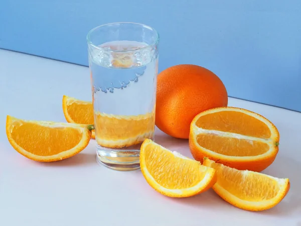 Апельсин і склянка води . — стокове фото