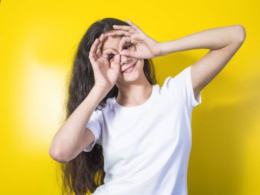 Sarı bir arka plan üzerinde genç 11 yaşındaki kız