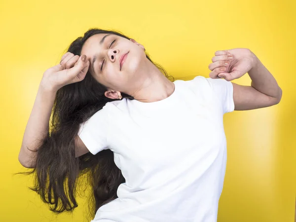 Menina sonolenta de dez anos acorda e bocejando — Fotografia de Stock