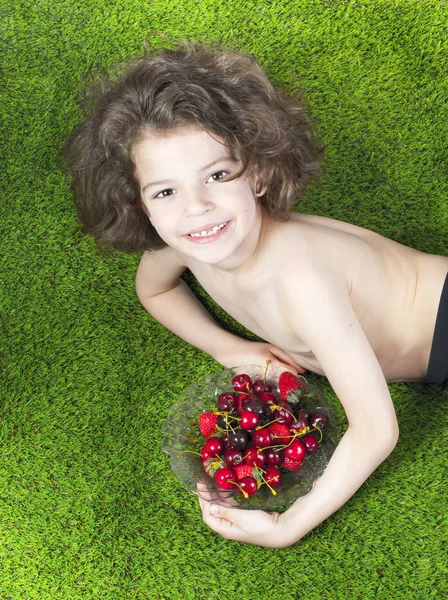 Cute little boy with plate of freshly picked strawberries, cherry — Stock Photo, Image