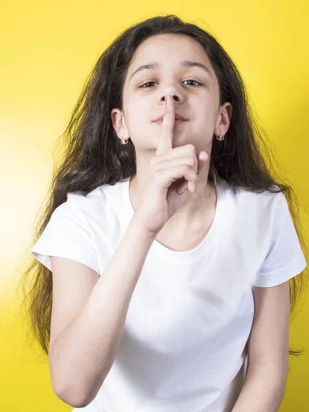 Ujj tartani a száját, és kérdezés-hoz eltartás csendes fiatal nő portréja — Stock Fotó