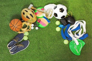 Birçok spor, eğitim ve yeşil çimenlerin üzerinde şeyler için. Metin veya resim alanı olan arka plan.