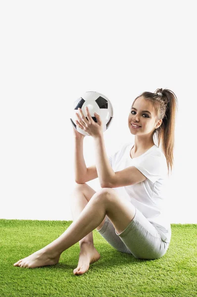 Beyaz arka plan üzerinde futbol topu ile kısa filmlerde güzel kadın