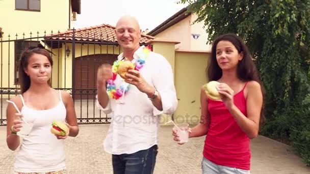 Une grande famille avec des parents à une fête . — Video