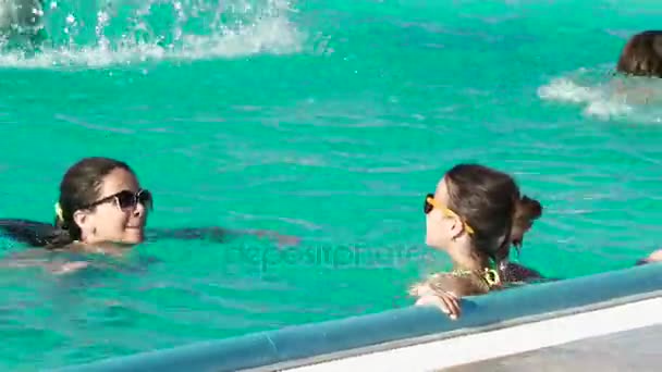 Сестры купаются в бассейне . — стоковое видео