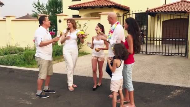 Grande famiglia con gli amici a una festa . — Video Stock