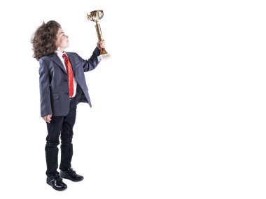 Sevimli küçük kıvırcık çocuk ile bir iş takım elbise, kırmızı kravat bir fincan tutan victoryand gurur duymaktadır. Beyaz arka plan