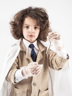 Siyah Kovboy şapkalı şirin küçük çocuk gitar çalmayı öğrenir. Beyaz arka plan.