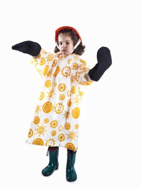 Küçük yakışıklı ustabaşı ellerini yanlara, kameraya bakarak blazed. Beyaz arka plan.