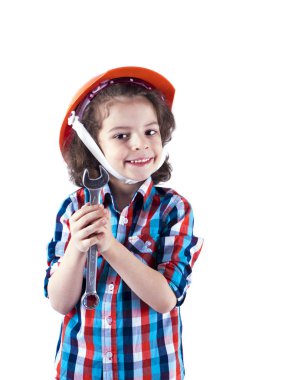 Bir kıvırcık inşaat çocuk bir İngiliz anahtarı tutan.