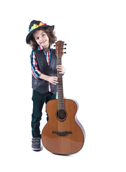 재미 있는 작은 소년 기타 보유 하고있다. 귀여운 소년 기타와 함께 서 있다. 흰색 배경. — 스톡 사진