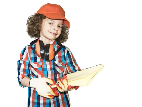 Küçük kıvırcık çocuk Oluşturucusu foreman tribünlerde bir turuncu kap tutan bir çalışma kitabı. Beyaz arka plan
