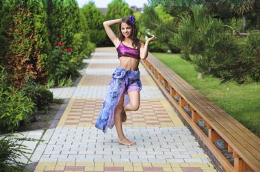 Yeşil ağaçlar sokak ve mutlu genç kız kameraya poz güzel manzara. Yaz aylarında muhteşem park. Manzara kadın, ağaçlar, Yeşil çimenler, yolu ile. Yaşam tarzı arka plan.