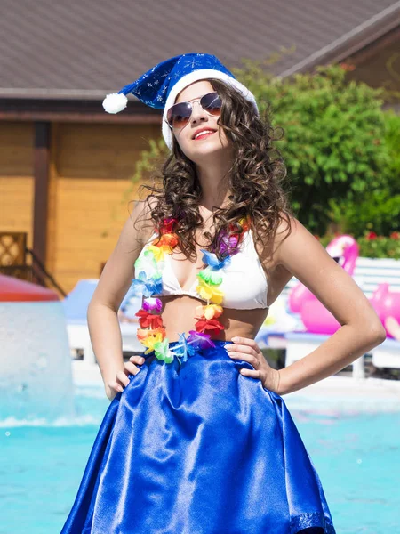 Щасливі жінка біля басейну Різдва партія - красива дівчина насолоджуючись Xmas свято подія. — стокове фото
