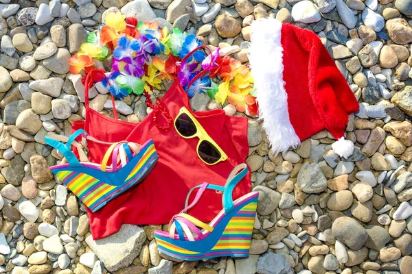 Plaży wakacje Santa Claus przedmioty leżące na kamienistym wybrzeżu — Zdjęcie stockowe