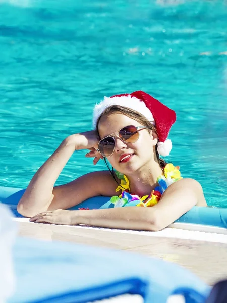 Щасливі жінка біля басейну Різдва партія - красива дівчина насолоджуючись Xmas свято подія. — стокове фото