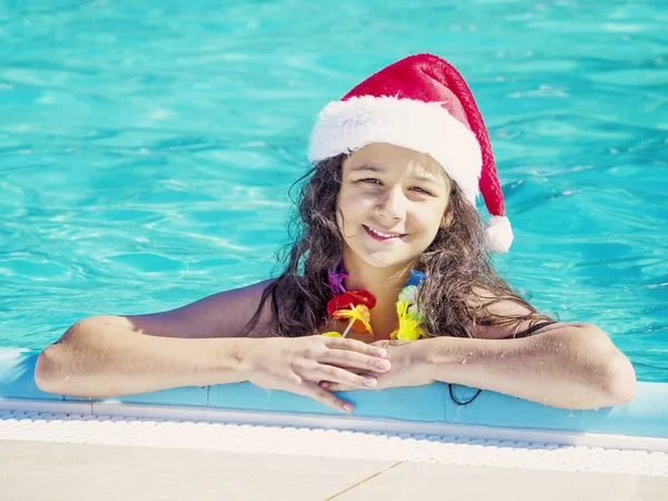 Mujer feliz en una fiesta de Navidad en la piscina- Hermosa chica disfrutando del evento de celebración de Navidad . — Foto de Stock
