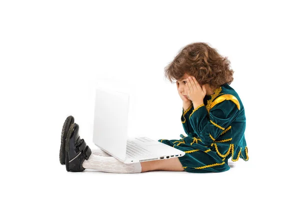 Gyerek is meglepő a veszélyes tartalmának elemzése. Személyi számítógép és egy fiú öltözött, mint egy király — Stock Fotó