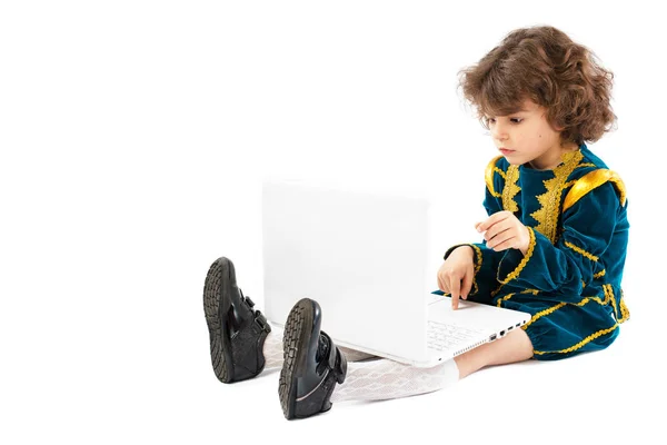 Személyi számítógép és egy fiú öltözött, mint egy király — Stock Fotó