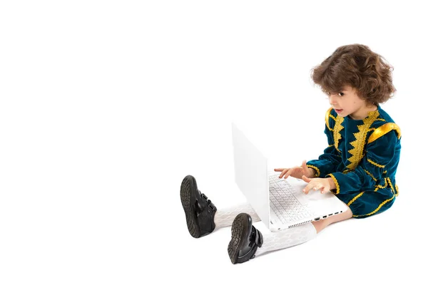 Gyerek laptop. Használ ez részére egy iskola, tanulmányi vagy tanulás fogalma. — Stock Fotó