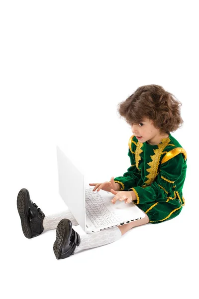Az internet, laptop koncentrált fiú gyermek blog — Stock Fotó