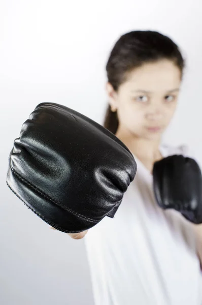 Mujer joven con guantes de boxeo. Enfoque selectivo. Concepto de protección — Foto de Stock