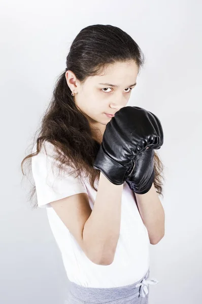 Un adolescente en uniforme deportivo es boxeo. Concepto de protección — Foto de Stock