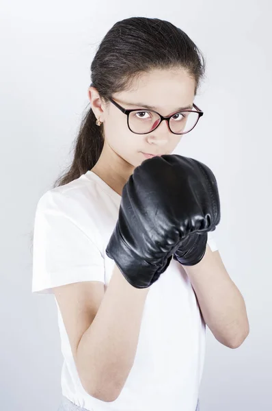 Un adolescente en uniforme deportivo y gafas es boxeo. Concepto de protección — Foto de Stock