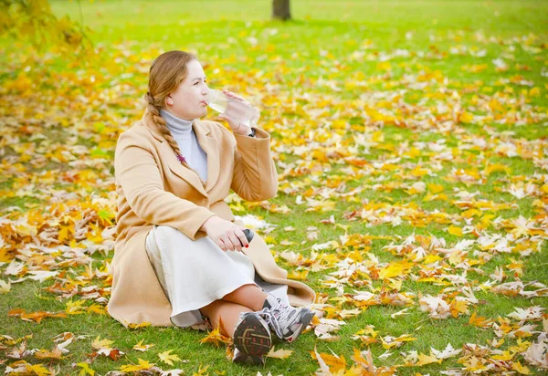 Jonge Overgewicht Meisje Drinkwater Uit Een Plastic Fles Het Park — Stockfoto