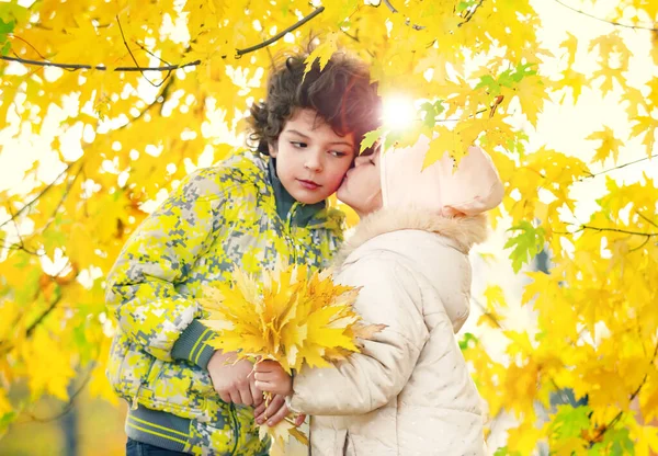 Niña Besa Niño Hoja Caída Gente Feliz Alegría Hola Noviembre —  Fotos de Stock