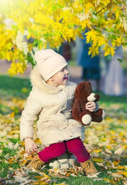 Ázsiai Kislány Babamacival Természetparkban Fénymásolási Hely — Stock Fotó