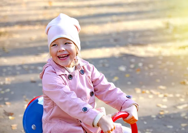 Boldog Kislány Játszik Megy Fel Hirdetés Egy Libikóka Őszi Erdő — Stock Fotó