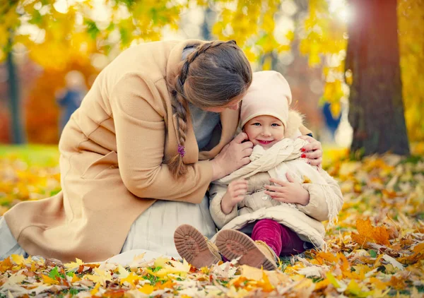 Madre Hija Amor Abrazo Otoño Ciudad Parque Otoño Temporada Familia —  Fotos de Stock